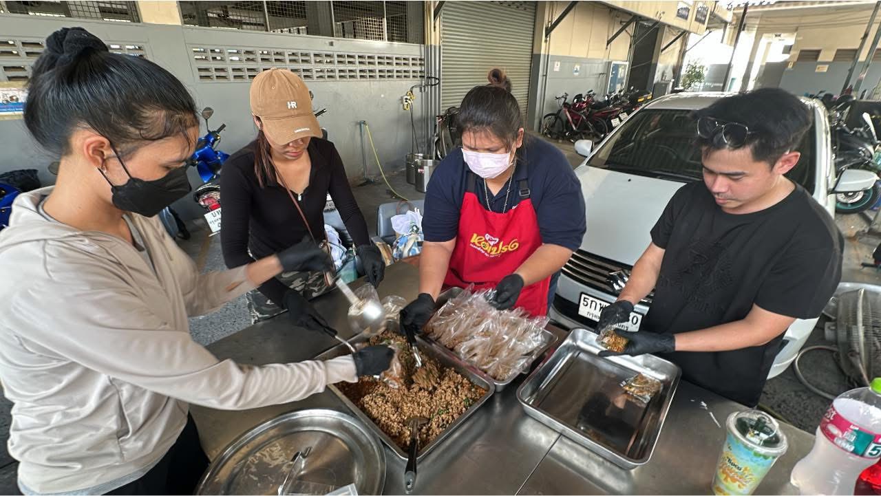 อาสาสมัครเตรียมข้าวกล่อง
